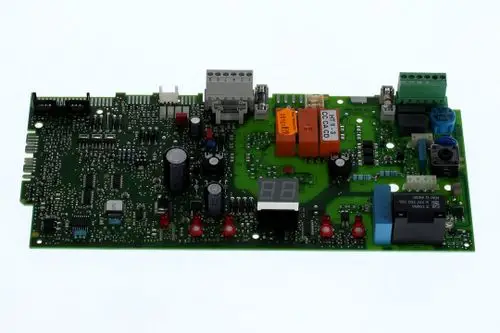 Grüne Leiterplatte von Bosch mit verschiedenen elektronischen Bauteilen, darunter Widerstände, Kondensatoren und Steuerungsanschlüsse.